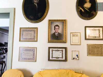 Ritratti degli antenati della famiglia Tanzi ricoprono le pareti del salone